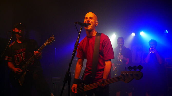 Outrage Frankreich franz. K Gitarren und Bläser geben Gas bei Outrage.