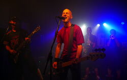 Gitarren und Bläser geben Gas bei Outrage.