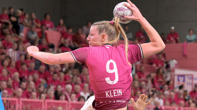 Damit Naina Klein vor allem ihre Torgefahr ausspielen kann, wird sie verstärkt von Abwehr-Aufgaben entlastet.