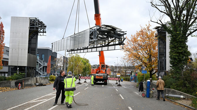 Peoplemover Nachdem kleine Schwierigkeiten überwunden wurde, schwebt die Brücke des Peoplemovers am Autokran langsam auf die Straße.