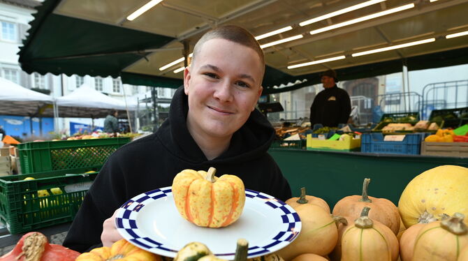 Früh übt sich, was später mal ein Agrar-Ingenieur werden will: Hannes Frech (14) kennt sich mit Kürbissen aus. Auf dem Reutlinge