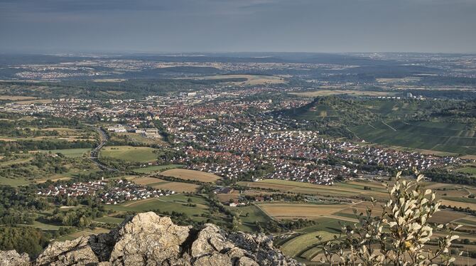 Luftbild Vom Rossfeld in Metzingen sind die Stadt und der Teilort Neuhausen (vorne rechts) zu sehen während Glems als der kleinste weiter