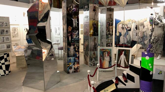 G 91; Gruppe 91; Tübingen; Künstlernachlass; Herbert Rösler; Halle; Ein Bild aus besseren Tagen: Das Innere der Tübinger G91-Halle zeigt das umfangreiche Werk von Herbert Rösler.