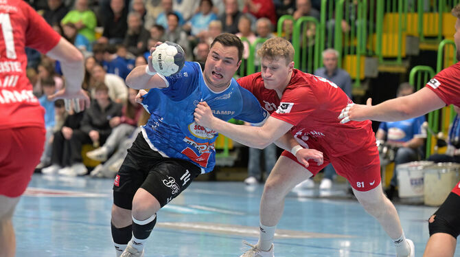 3. Liga, DHB, Handball, Maenner, Saison 2024/25 Niklas Roth (mit Ball) steht mit dem VfL Pfullingen in Kornwestheim vor einer hohen Hürde.