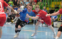 Niklas Roth (mit Ball) steht mit dem VfL Pfullingen in Kornwestheim vor einer hohen Hürde.