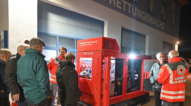 Ein neues Notstromaggregat für das DRK Mössingen-Ofterdingen. Vorsitzender Eberhard Bazlen (rechts) und Bereitschaftsführer Luka