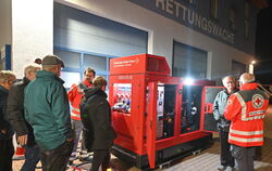 Ein neues Notstromaggregat für das DRK Mössingen-Ofterdingen. Vorsitzender Eberhard Bazlen (rechts) und Bereitschaftsführer Luka