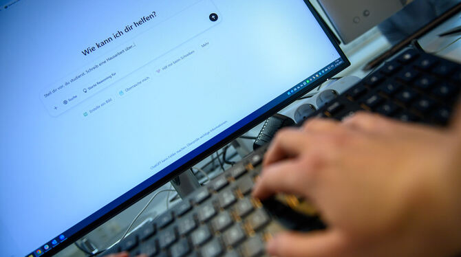 KINA, Künstliche Intelligenz, Computer, Internet, Software Ein heißer Flirt am Rechner soll künftig auch mit ChatGPT möglich sein.