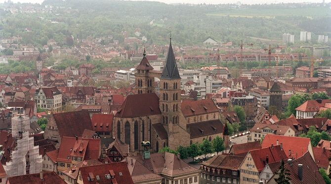 Esslingen - hier mit der Stadtkirche St. Dionys - bezahlt weniger Grundbeträge an jeden Stadtrat und geringeres Sitzungsgeld als