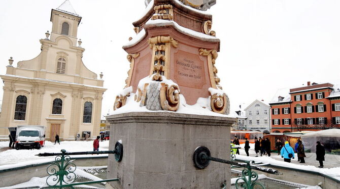 Auch die Stad Ludwigsburg - im Bild der Brunnen auf dem Marktplatz im Winter - entschädigt ihre Stadträte etwas sparsamer als Re