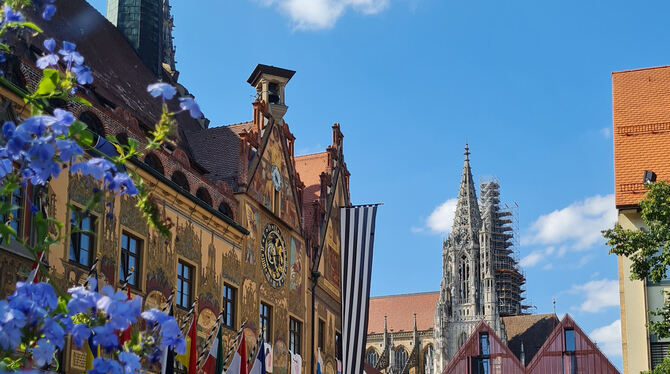 Ulm - links das Rathaus vor der Neuen Mitte und dem Münster - bezahlt höhere Grundbeträge und Sitzungsgelder als Reutlingen, abe
