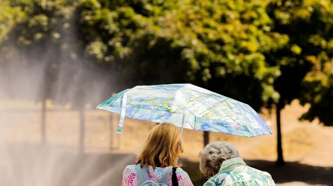 Zwei Frauen mit Sonnenschirm