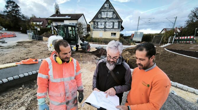 Steinwüste-Plan Alles läuft nach Plan: Wannweils Ortsbaumeister Carsten Göhner schaut hier in das Papier der Planungsgruppe Stahlecker (Stuttgar