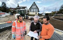 Alles läuft nach Plan: Wannweils Ortsbaumeister Carsten Göhner schaut hier in das Papier der Planungsgruppe Stahlecker (Stuttgar