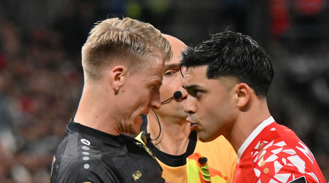 Tauschen ein paar Nettigkeiten aus: Stuttgarts Chris Führich (links) und Mainz-Kapitän Nadiem Amiri.