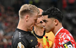 Tauschen ein paar Nettigkeiten aus: Stuttgarts Chris Führich (links) und Mainz-Kapitän Nadiem Amiri.