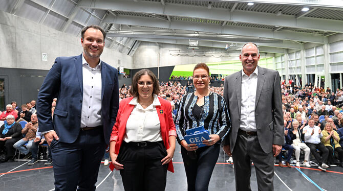 Michael Schmidt (von links), Nadine Carle, GEA-Redakteurin Cordula Fischer und Gerrit Elser beim GEA-Podium.