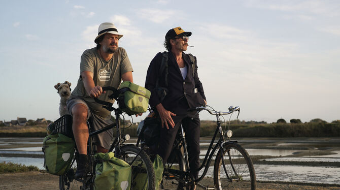 Mathias Mlekuz (links) und Philippe Rebbot in der Tragikomödie »À bicyclette!«, die die Französischen Filmtage Tübingen Stuttgar