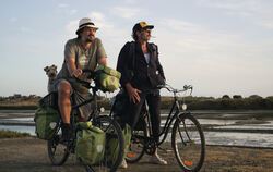 Mathias Mlekuz (links) und Philippe Rebbot in der Tragikomödie »À bicyclette!«, die die Französischen Filmtage Tübingen Stuttgar