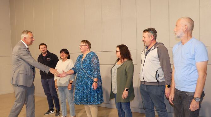 Grafenbergs Bürgermeister Volker Brodbeck (links) ehrte die vielfachen Blutspender Kay Schellig (25), Isabel Hitzelberger (10), Grafenbergs Bürgermeister Volker Brodbeck (links) ehrte die vielfachen Blutspender Kay Schellig (25), Isabel Hitzelberger (10),