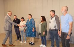 Grafenbergs Bürgermeister Volker Brodbeck (links) ehrte die vielfachen Blutspender Kay Schellig (25), Isabel Hitzelberger (10),