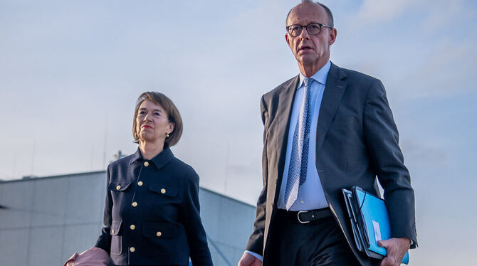 Friedrich Merz (CDU) und seine Frau Charlotte gehen zum Flieger.  FOTO: KAPPELER/DPA