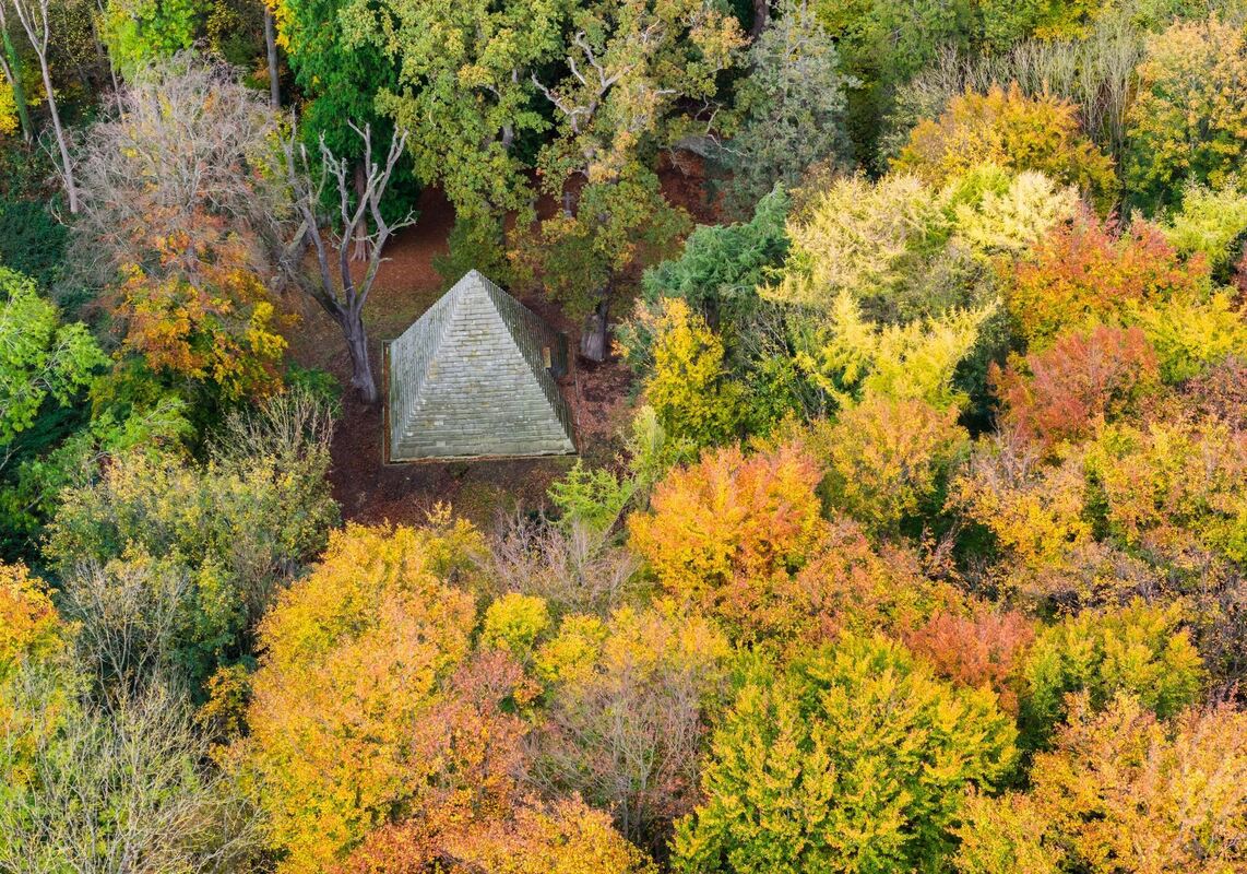 Pyramide in einem Wald im Landkreis Hildesheim Pyramide in einem Wald im Landkreis Hildesheim