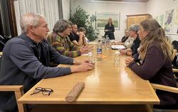 Ungewöhnlicher Anblick: Am Mittwochabend saßen Mitglieder der BI Windkraft mit am Tisch des Bronnweiler Bezirksgemeinderats.