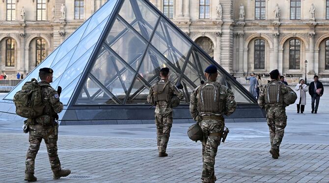 Nach Raubüberfall auf Louvre in Paris Nach Raubüberfall auf Louvre in Paris