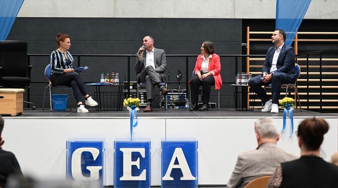 Bürgermeisterwahl Sonnenbühl GEA-Wahlpodium Cordula Fischer Gerrit Elser Nadine Carle Michael Schmidt Beim GEA-Wahlpodium stellt GEA-Redakteurin Cordula Fischer die Bürgermeisterkandidaten Gerrit Elser, Nadine Carle und Michael Sc
