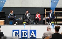 Beim GEA-Wahlpodium stellt GEA-Redakteurin Cordula Fischer die Bürgermeisterkandidaten Gerrit Elser, Nadine Carle und Michael Sc