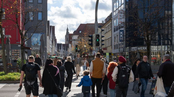 Multikulturell und friedlich: Passantenstrom in der Unteren Wilhelmstraße.