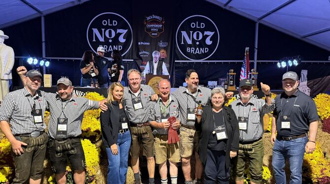 Dettingen Grill-Weltmeisterschaft Jubel über den sechsten WM-Platz in der Grill-Königsklase: Das Black Forest Barbecue Team mit Metzgern aus der Region