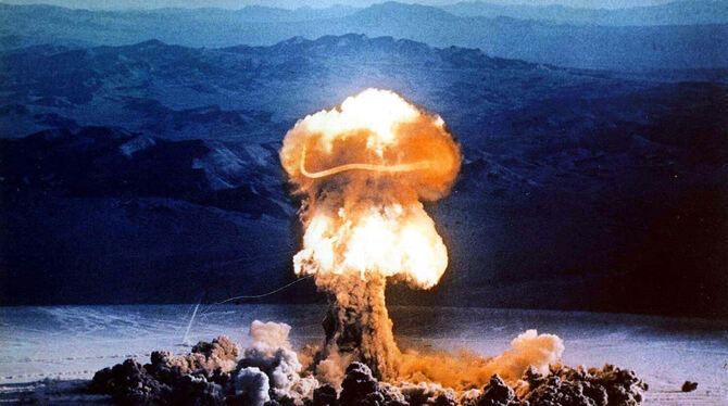 USA, Waffen, Regierung, Atom Ein Atomwaffentest in Nevada im Jahr 1957. 1992 fand der letzte in den USA statt. US-Präsident Donald Trump hat nun angekündigt,