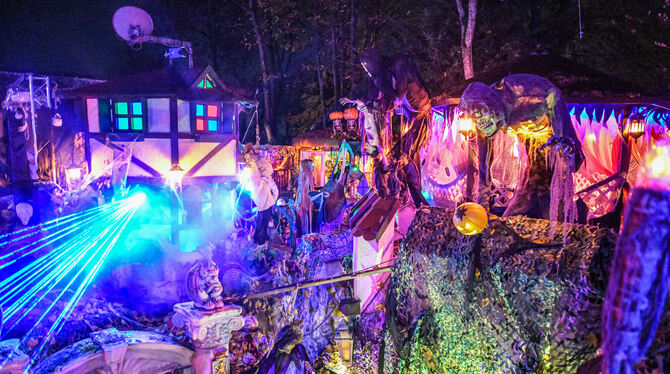 KINA, Halloween, Freizeit Licht und Nebel umhüllen die gruseligen Figuren im Garten der Familie König. Tausende Kinder und Erwachsene kommen jedes Jahr vo