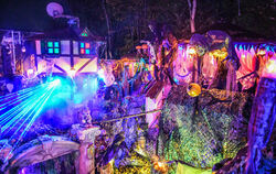 Licht und Nebel umhüllen die gruseligen Figuren im Garten der Familie König. Tausende Kinder und Erwachsene kommen jedes Jahr vo