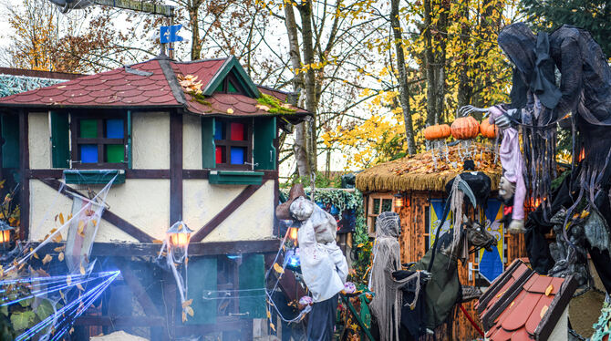KINA, Halloween, Freizeit Das Gruselhaus der Familie König bei Tag.