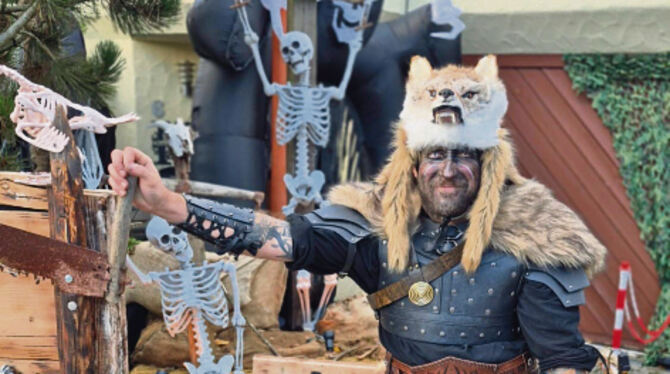 Halloweenhaus Biberach Wolfram König ist in diesem Jahr als dänischer Krieger verkleidet.