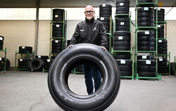 Thies Völke, Geschäftsführer der Reiff Süddeutschland Reifen und Kfz-Technik GmbH, mit einem in Reutlingen runderneuerten Nutzfa