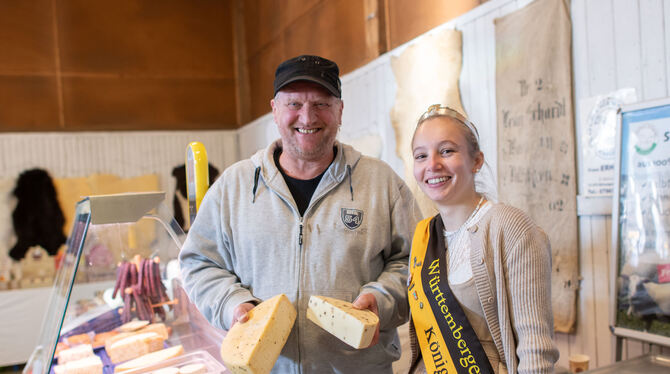 schön und gut Franz Erhardt - hier mit Lammkönigin Anja Schmid- macht Käse aus der Milch seiner Schafe.