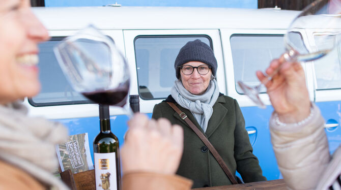 schön und gut Brigitte Wittich schenkt Wein aus Steillagen aus.