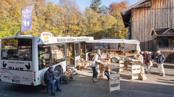 schön und gut Aus dem ehemaligen Bus ist ein mobiler Hofladen für die Familie Schneider aus Deckenpfronn geworden.