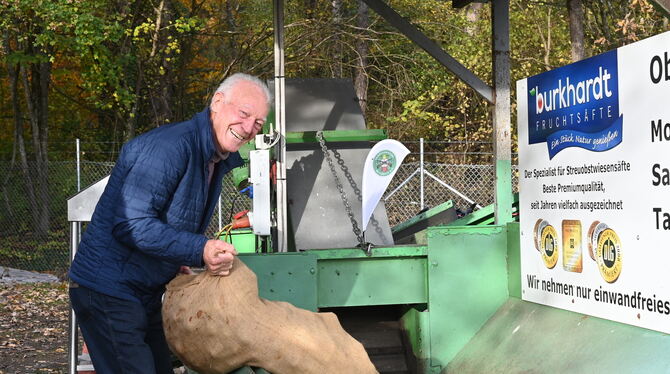 Streuobst-Annahme Schützengilde Betzingen Fritz Pfingsttag lässt seine Äpfel an der Streuobst-Annahmestelle der Schützengilde Betzingen aus dem Sack.