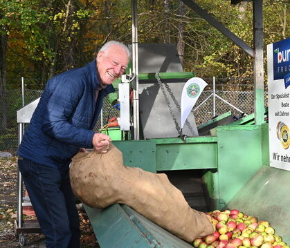 Fritz Pfingsttag lässt seine Äpfel an der Streuobst-Annahmestelle der Schützengilde Betzingen aus dem Sack.