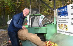 Fritz Pfingsttag lässt seine Äpfel an der Streuobst-Annahmestelle der Schützengilde Betzingen aus dem Sack.