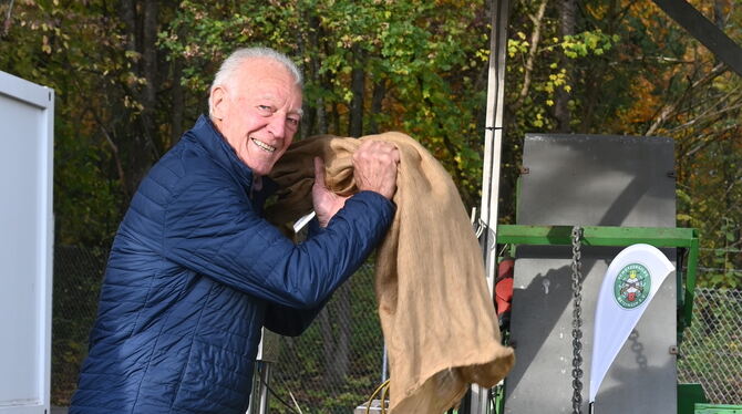 Fritz Pfingsttag lässt seine Äpfel an der Streuobst-Annahmestelle der Schützengilde Betzingen aus dem Sack.