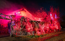 Die Nebelmaschine läuft und sorgt für mystische Stimmung am Halloween-Haus in Degerschlacht.
