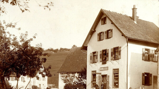 Eines der Lieblingsfotos von Rolf Kosemund: Das Ortszentrum vor 1920. Die beiden Häuser rechts wurden abgerissen. Dort ist heute Eines der Lieblingsfotos von Rolf Kosemund: Das Ortszentrum vor 1920. Die beiden Häuser rechts wurden abgerissen. Dort ist heute