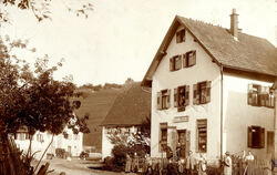 Eines der Lieblingsfotos von Rolf Kosemund: Das Ortszentrum vor 1920. Die beiden Häuser rechts wurden abgerissen. Dort ist heute