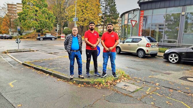 Die Helfer aus dem Dönerladen kehrten an die Stelle zurück, an der sich vor Kurzem ein gefährlicher Unfall ereignete. FOTO: MAHL Die Helfer aus dem Dönerladen kehrten an die Stelle zurück, an der sich vor Kurzem ein gefährlicher Unfall ereignete. FOTO: MAHL